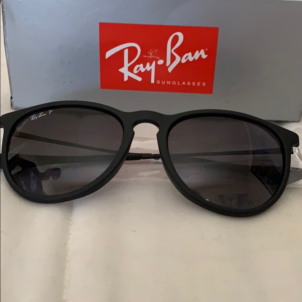BLACK RAY BAN ERIKAS GREY POLARIZED LENS